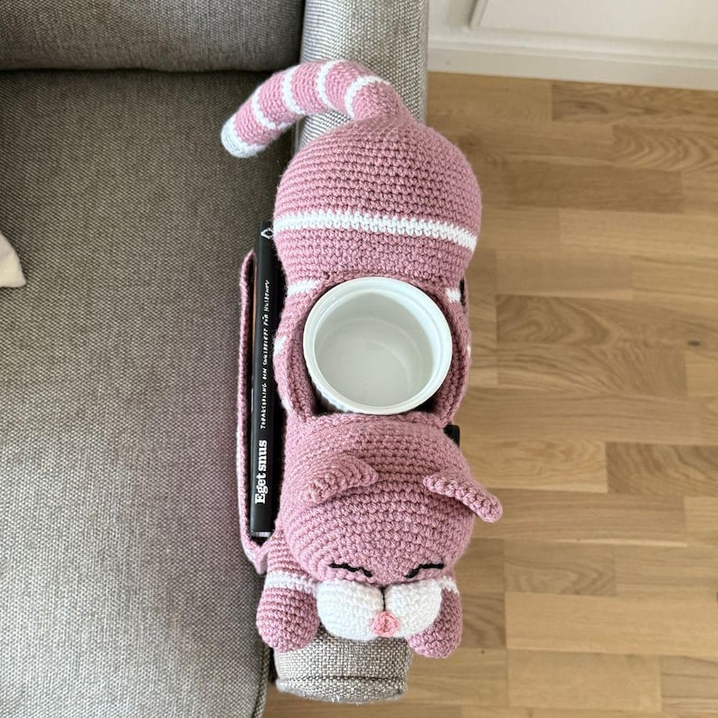 Crochet pattern adorable Cat Sofa Organizer, English US Terms & Swedish